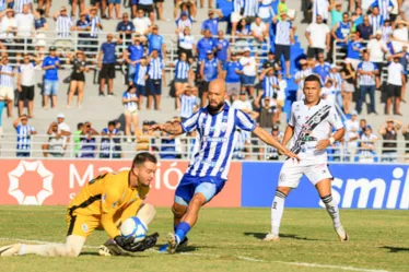 
			
				CSA anuncia saída de atacante e renovação com meia até o fim da Série C
			
			