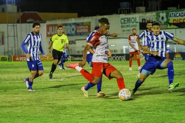 
			
				CSA sofre com o campo, mas Brayann brilha no empate com Juazeirense
			
			