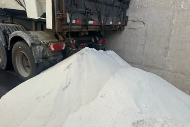 
			
				Carreta derrama fertilizante e deixa trânsito lento na Ladeira Geraldo Melo
			
			