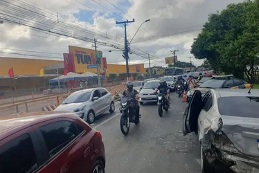 
			
				Carro bate de frente em ônibus durante embarque de passageiro na Durval de Góes Monteiro
			
			