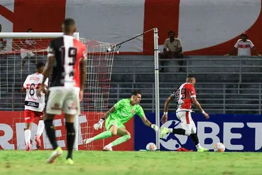 
			
				CRB falha na proteção, e Ferroviário aplica aula de reatividade no Rei Pelé
			
			
