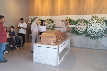 
			
				Corpo do ex-deputado federal Luiz Dantas é velado em cemitério de Maceió
			
			