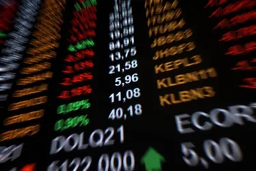 
				Dólar desaba e Bolsa dispara com lista de isenções do tarifaço
			
			