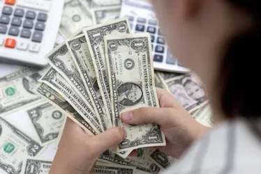 
			
				Dólar volta a fechar em queda, a R$ 5,76, menor patamar desde novembro
			
			