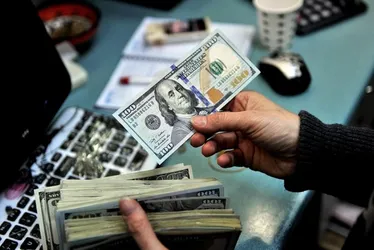 
				Dólar vai a R$ 5,85 e Bolsa cai com Trump e ameaça de recessão nos EUA
			
			