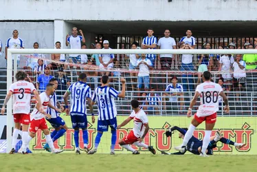 

				Em jogo com 5 gols, CSA bate o CRB no Rei Pelé, no 1º Clássico das Multidões do ano: 3x2

			