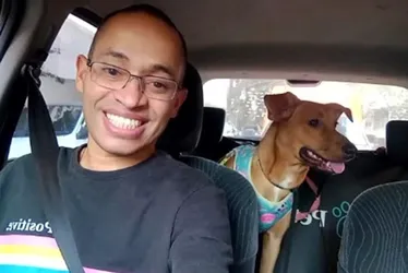 
				Homem revela que superou ansiedade com trabalho como Táxi Dog
			
			