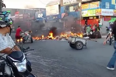 
			
				Moradores do Jacintinho bloqueiam Rua Cleto Campelo em protesto por falta de água
			
			