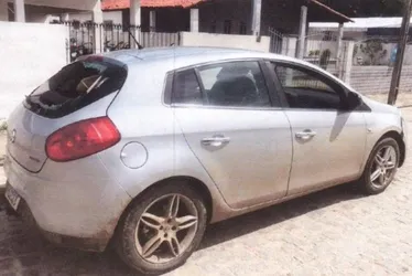 
			
				PM é assaltado ao oferecer carona por aplicativo e escapa após pular de carro e cair em ribanceira
			
			