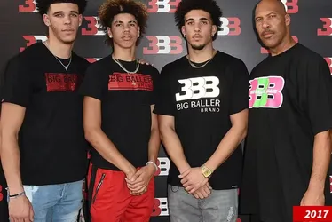 
			
				Pai de estrelas do basquete tem pé amputado após problemas médicos
			
			