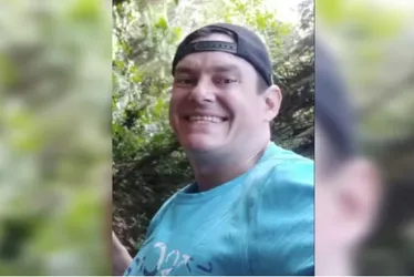 
			
				Pai que fugiu com filha de 8 anos se entrega à polícia
			
			