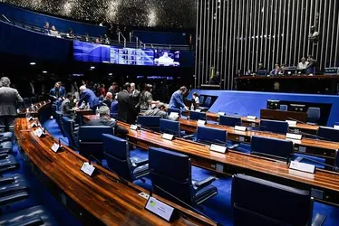 
			
				Senadores ‘indenizam’ despesas sem trabalhar
			
			