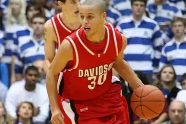 
			
				Stephen Curry aceita oferta e vai atuar fora do Golden State Warriors; entenda
			
			