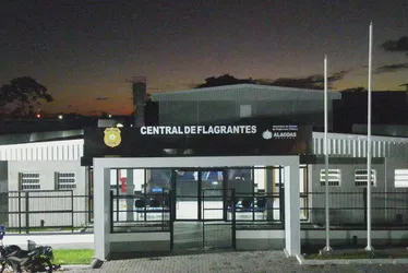 
			
				Suspeito de tráfico é preso com maconha e cocaína no Graciliano Ramos
			
			