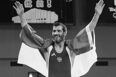 
			
				Tricampeão olímpico de wrestling, Buvaisar Saitiev morre aos 49 anos
			
			