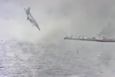 

				Vídeo mostra momento em que jato da Marinha dos EUA cai no mar

			