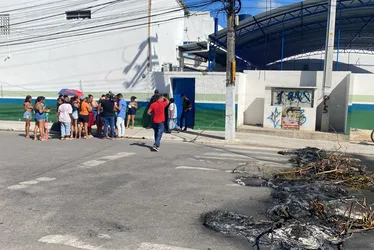 
			
				Vídeo: pais de alunos da rede municipal de Maceió bloqueiam via em protesto por transporte escolar
			
			