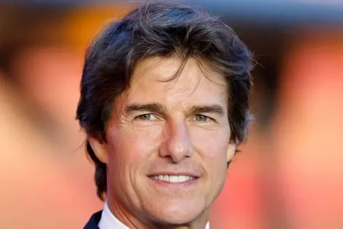 
				2º flagra em menos de 1 mês aumenta rumores de romance de Tom Cruise
			
			