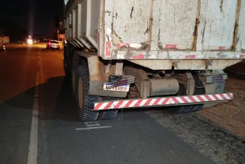 
				Acidente entre moto e caminhão mata pai e deixa filho ferido na AL-110, em Arapiraca
			
			
