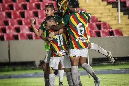 
				Ainda desfalcado, CSA recebe o Sampaio Corrêa, em duelo pela Copa do Nordeste
			
			