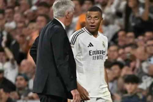 
				Ancelotti anuncia retorno de Mbappé ao Real Madrid após ausência inusitada
			
			
