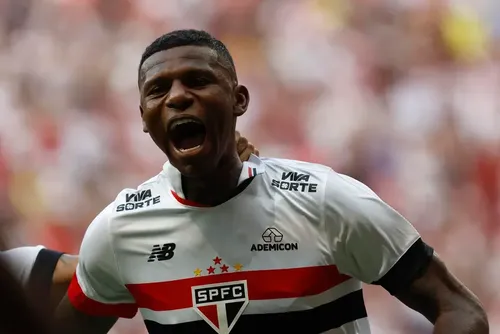 
				Arboleda pode sair do São Paulo? Entenda situação do zagueiro
			
			