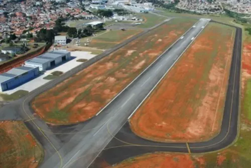 
				Avião faz pouso de barriga em aeroporto no interior de SP
			
			