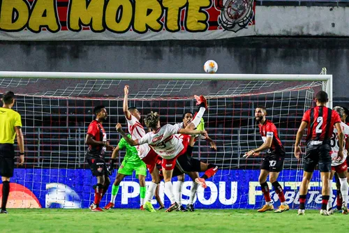 
				CRB empata com o Vitória em estreia na Copa do Nordeste: 2 a 2
			
			