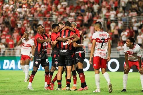 
				CRB empata com o Vitória em estreia na Copa do Nordeste: 2 a 2
			
			