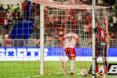
				CRB empata com o Vitória em estreia na Copa do Nordeste: 2 a 2
			
			