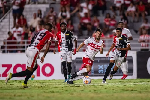 
				CRB falha na proteção, e Ferroviário aplica aula de reatividade no Rei Pelé
			
			