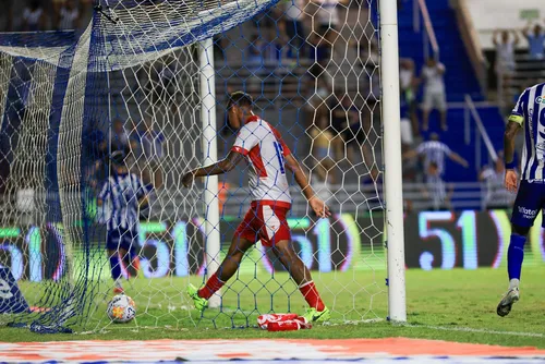 
				CSA goleia o Náutico e assume a liderança do Grupo B da Copa do Nordeste: 4 a 1
			
			