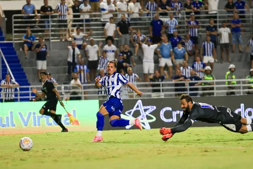 
				CSA goleia o Náutico e assume a liderança do Grupo B da Copa do Nordeste: 4 a 1
			
			