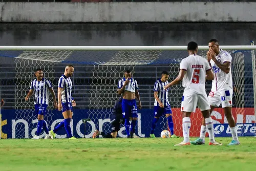 
				CSA perde para o Bahia e deixa a liderança do Grupo B da Copa do Nordeste: 2 a 1
			
			