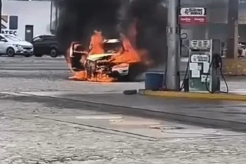 
				Caminhonete pega fogo próximo a posto de combustíveis em Arapiraca
			
			