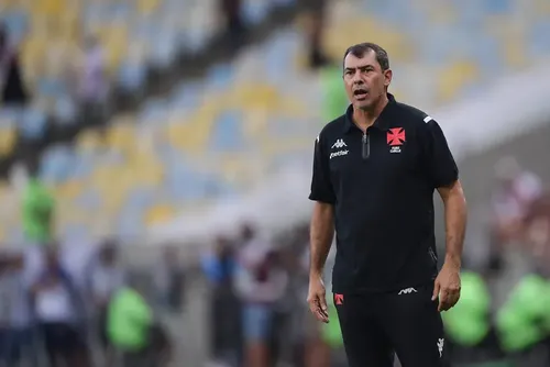 
				Carille projeta semanas do Vasco até a estreia do Brasileirão e indica mudanças
			
			