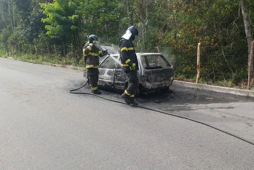
				Veículo fica destruído após incêndio na BR-104 e bombeiros são acionados
			
			