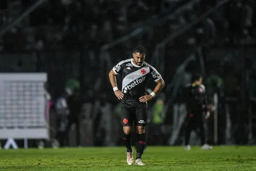 
				Com salário alto e retorno abaixo do esperado, Payet deve deixar o Vasco
			
			