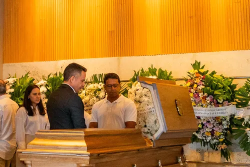 
				Corpo do ex-deputado Luiz Dantas é sepultado em Maceió
			
			