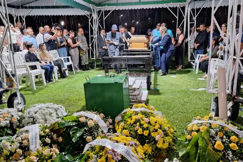 
				Corpo do ex-deputado Luiz Dantas é sepultado em Maceió
			
			