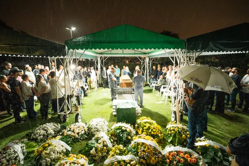 
				Corpo do ex-deputado Luiz Dantas é sepultado em Maceió
			
			