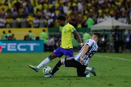 
				Di Maria provoca Raphinha antes de Argentina x Brasil
			
			