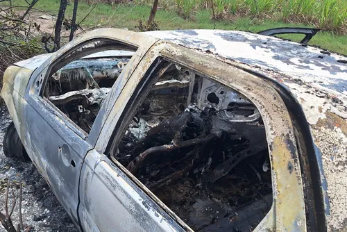 
				Dois corpos são encontrados carbonizados dentro de veículo no Benedito Bentes
			
			