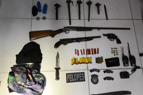 
				Dois homens são presos por homicídio e posse ilegal de armas em Murici
			
			