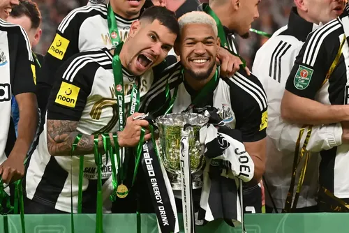 
				Dupla da Seleção Brasileira é elogiada por técnico após título: ‘Lendas do clube’
			
			