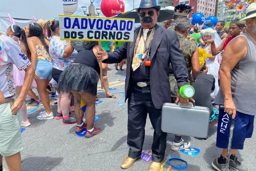 
				FOTOS: veja as fantasias que foliões desfilaram nas ruas neste sábado de carnaval
			
			