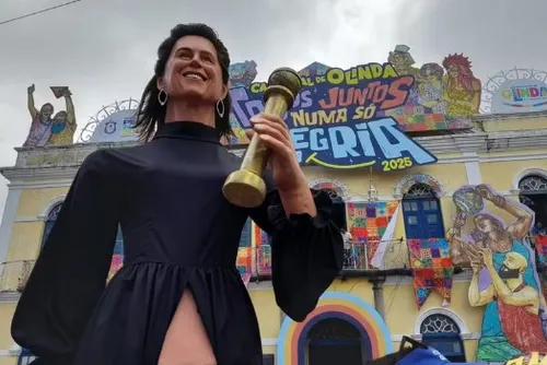 
				Fernanda Torres agradece 'de joelhos' por boneca gigante em Olinda: 'Sem palavras'
			
			
