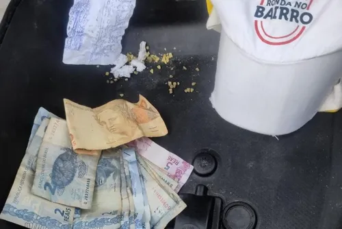 
				Foragido da Justiça é preso após ser flagrado usando drogas ao lado de criança na praia de Ponta Verde
			
			
