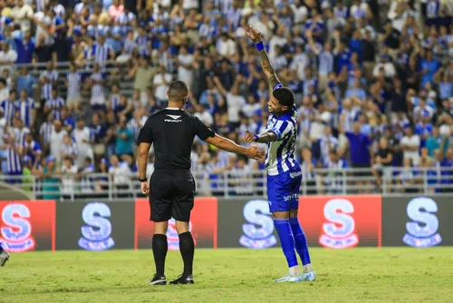 
				Frevo, Goleada e Liderança: CSA Atropela o Náutico
			
			