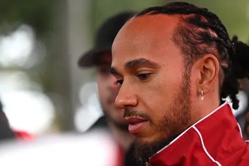 
				GP da Austrália: entenda motivo de Hamilton ter ficado atrás da Mercedes
			
			